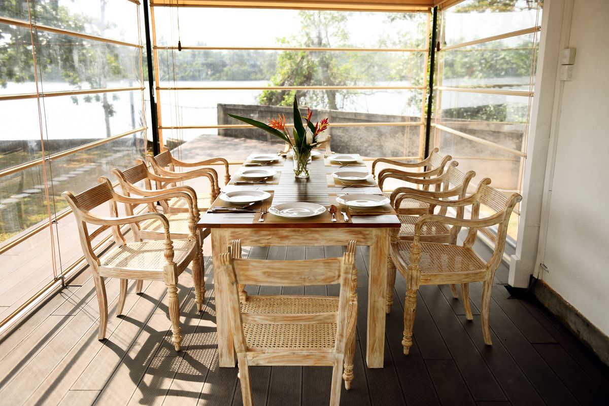 تناول الطعام داخل الغرفة