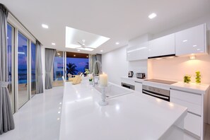 Frigorífico grande, microondas, horno y placa de cocina