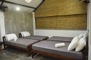 1 habitación, escritorio y tabla de planchar con plancha