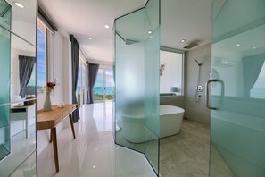 3 Bedrooms Villa with Private Pool | 욕 실 | 별도의 욕조 및 샤워 시설, 전신 욕조, 무료 세면용품, 헤어드라이어