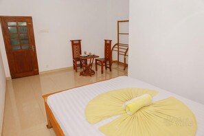 Quarto casal básico, 1 cama King | Escrivaninha, quartos à prova de som, ferros/tábuas de passar roupa