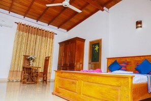 Basic Double Room, 1 King Bed | Desk, soundproofing, iron/ironing board, free WiFi - Sajee Villa (Hikkaduwa)