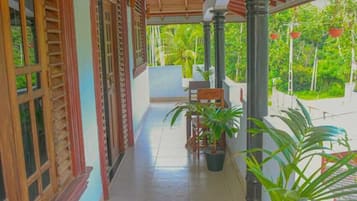 Vista frontal de la propiedad