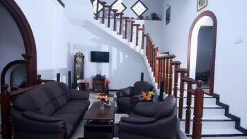 Daily buffet breakfast (LKR 1500 per person)