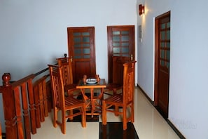 Basic Double Room, 1 King Bed | Living area | LED TV - Sajee Villa (Hikkaduwa)