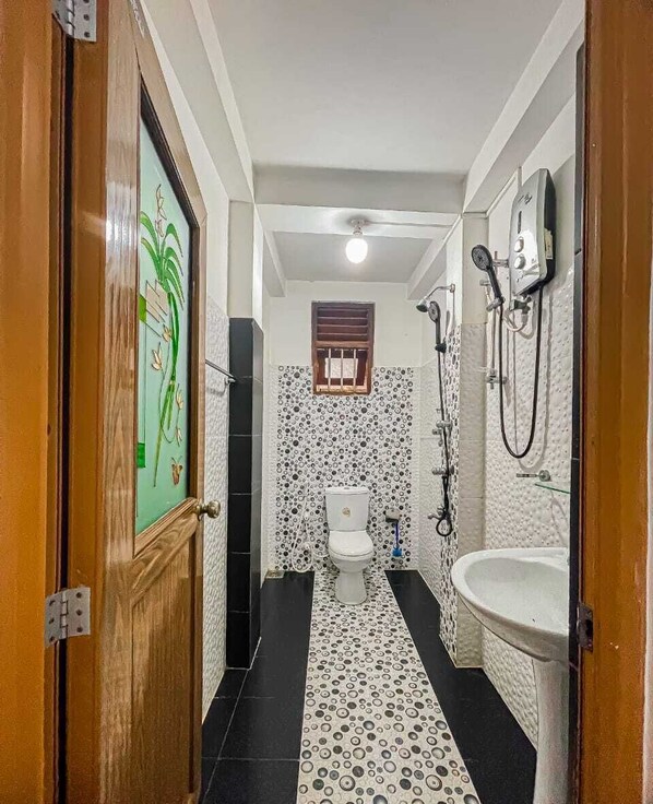 A narrow bathroom with a toilet, bidet, and sink. - Sajee Villa (Hikkaduwa)