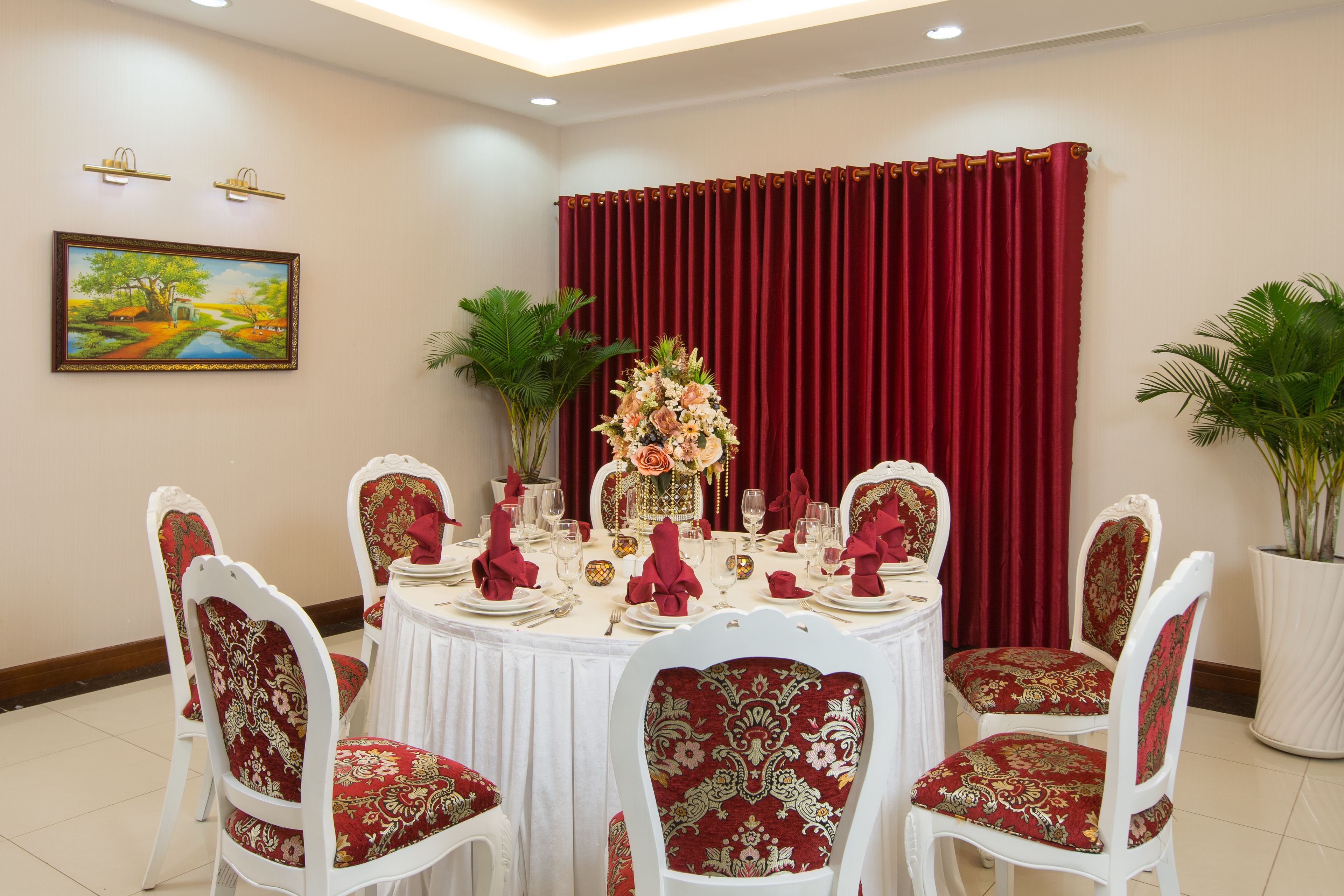 บริการอาหารเช้า อาหารกลางวัน อาหารเย็น, อาหารท้องถิ่นและนานาชาติ