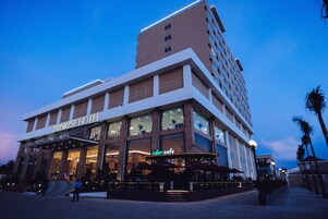 住宿正面 (夜晚)