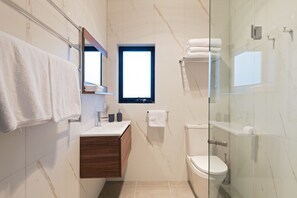 Self-contained House with 2 Bedrooms | Bathroom | Shower, free toiletries, hair dryer, bathrobes - Esto House (Crafers)