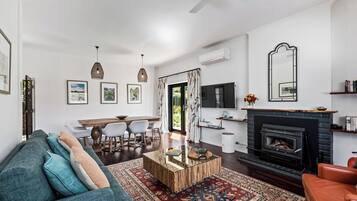 Rumah Deluks, 2 kamar tidur | Area keluarga | TV layar datar