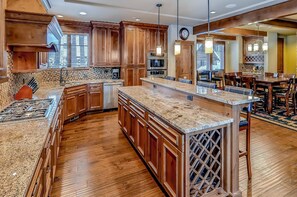 Chalet | Private kitchen | Full-size fridge, microwave, oven, stovetop