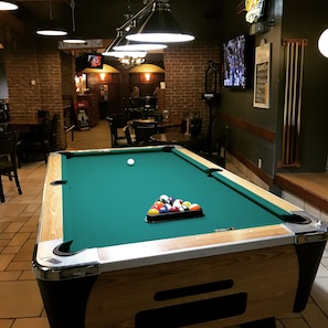 2 bars/lounges, pub, lobby lounge