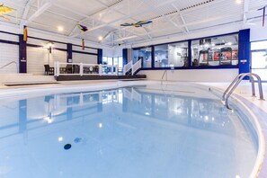 Indoor pool, outdoor pool - West Wing at Park Town (Saskatoon)