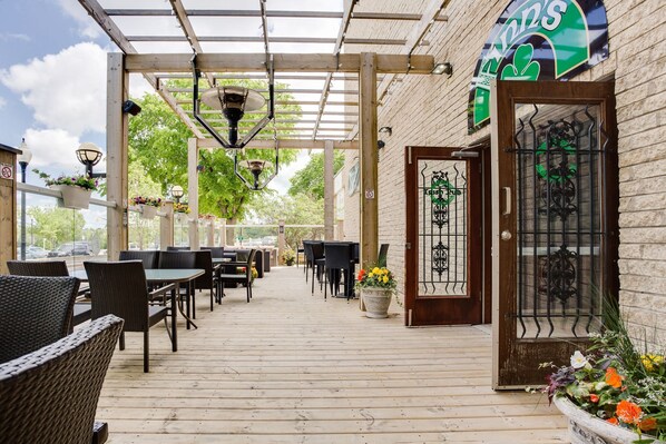 Breakfast, lunch, dinner and brunch served - West Wing at Park Town (Saskatoon)