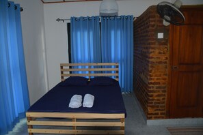 Double Room | Hypo-allergenic bedding, desk, iron/ironing board, free WiFi