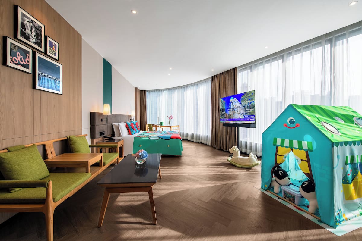 Cubrecamas y minibar con artículos gratuitos