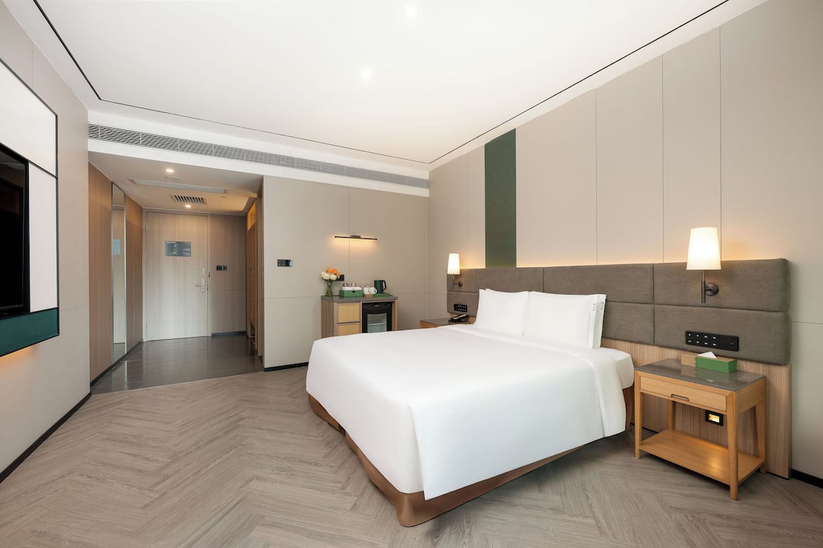 Down duvets, free minibar, in-room safe, desk