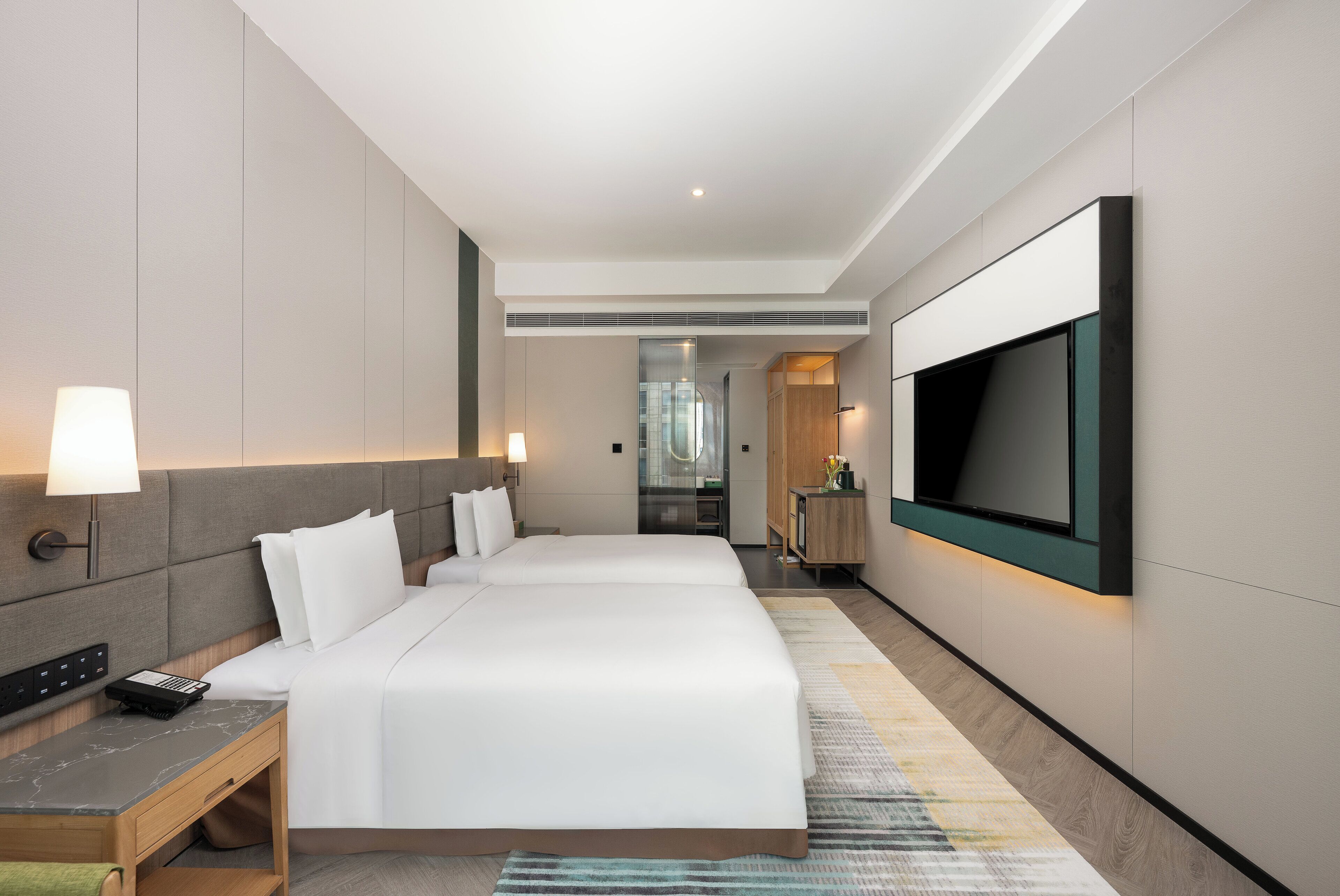 Cubrecamas y minibar con artículos gratuitos 