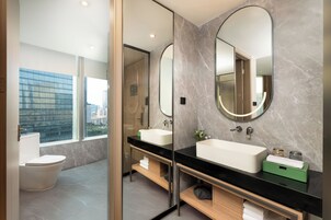 Cubrecamas y minibar con artículos gratuitos 