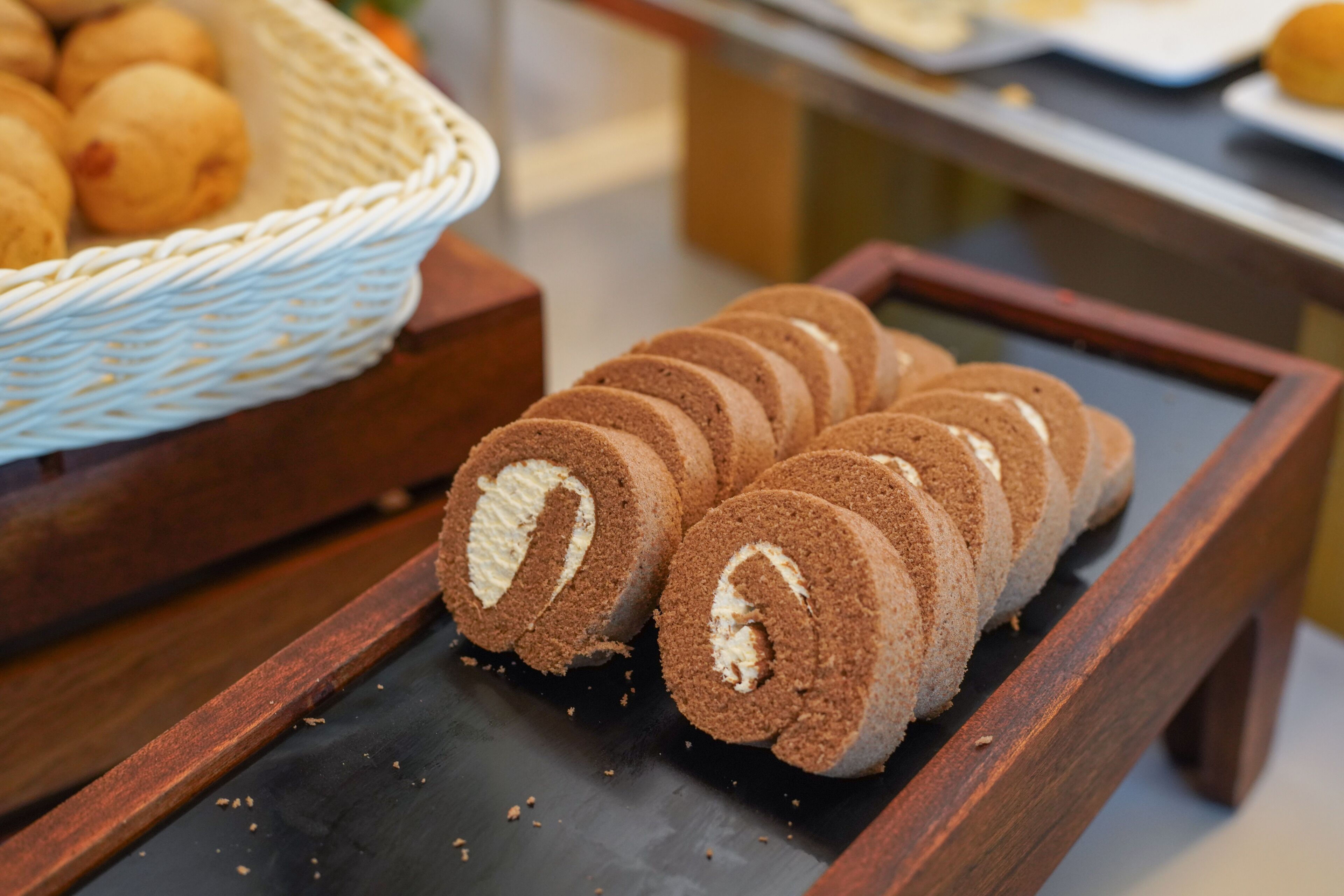 Una bandeja de rollos de chocolate relleno de crema.