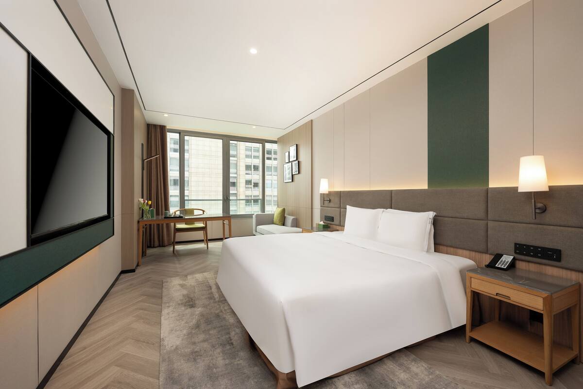 Premium Room, 1 Katil Raja (King), City View | Gebar bulu kapas, bar mini percuma, peti besi dalam bilik, meja 