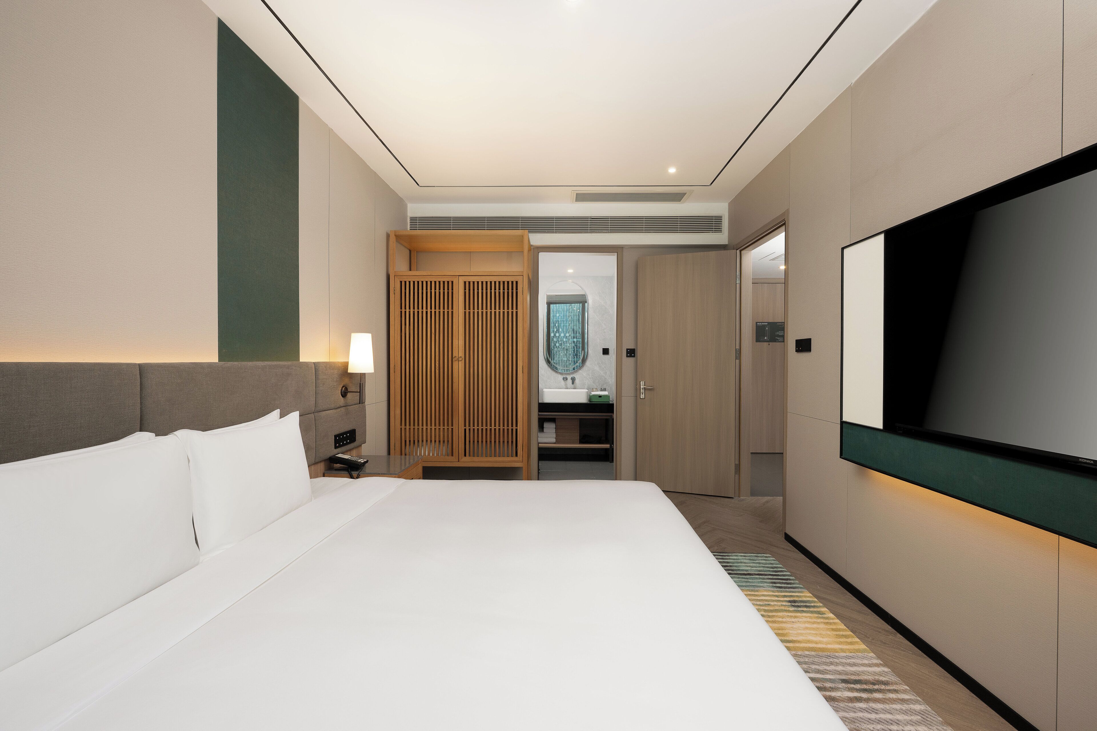 Down duvets, free minibar, in-room safe, desk