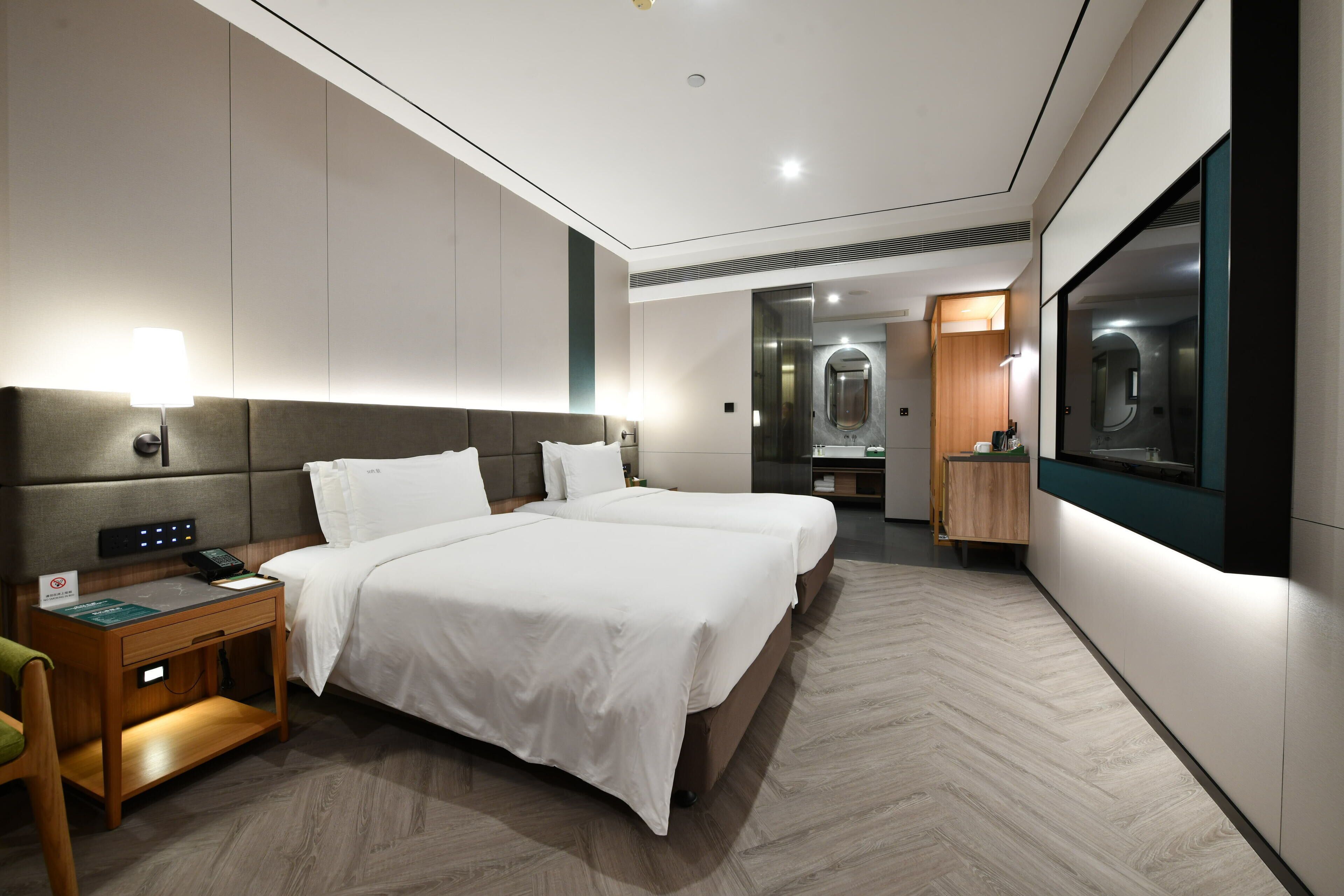 Cubrecamas y minibar con artículos gratuitos 