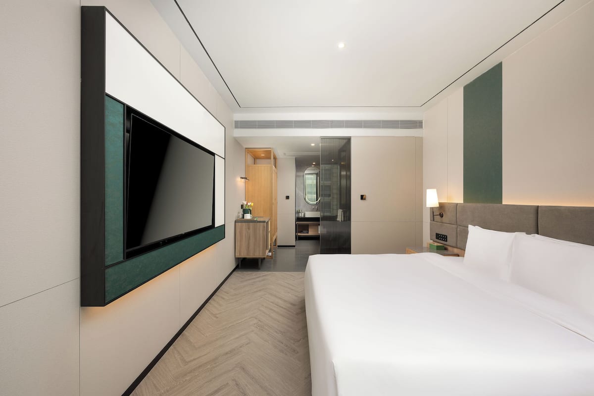 1 bedroom, down comforters, free minibar, in-room safe