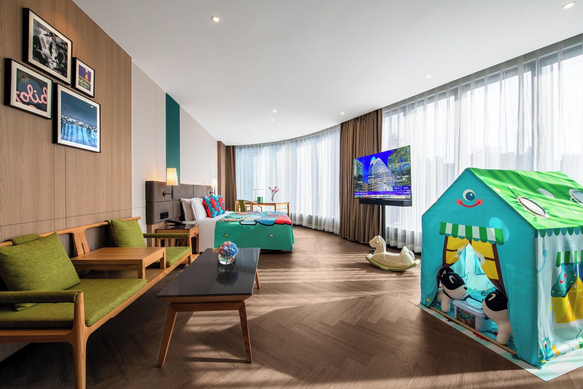 Premium Room, 1 King Bed (Kids Theme) | Down comforters, minibar (free items), in-room safe, desk