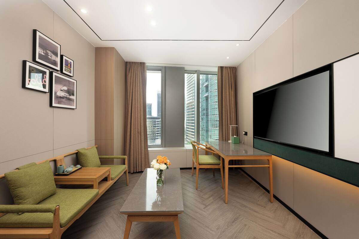 Suite, 1 Bedroom (IFC Tower View) | Gebar bulu kapas, bar mini percuma, peti besi dalam bilik, meja 