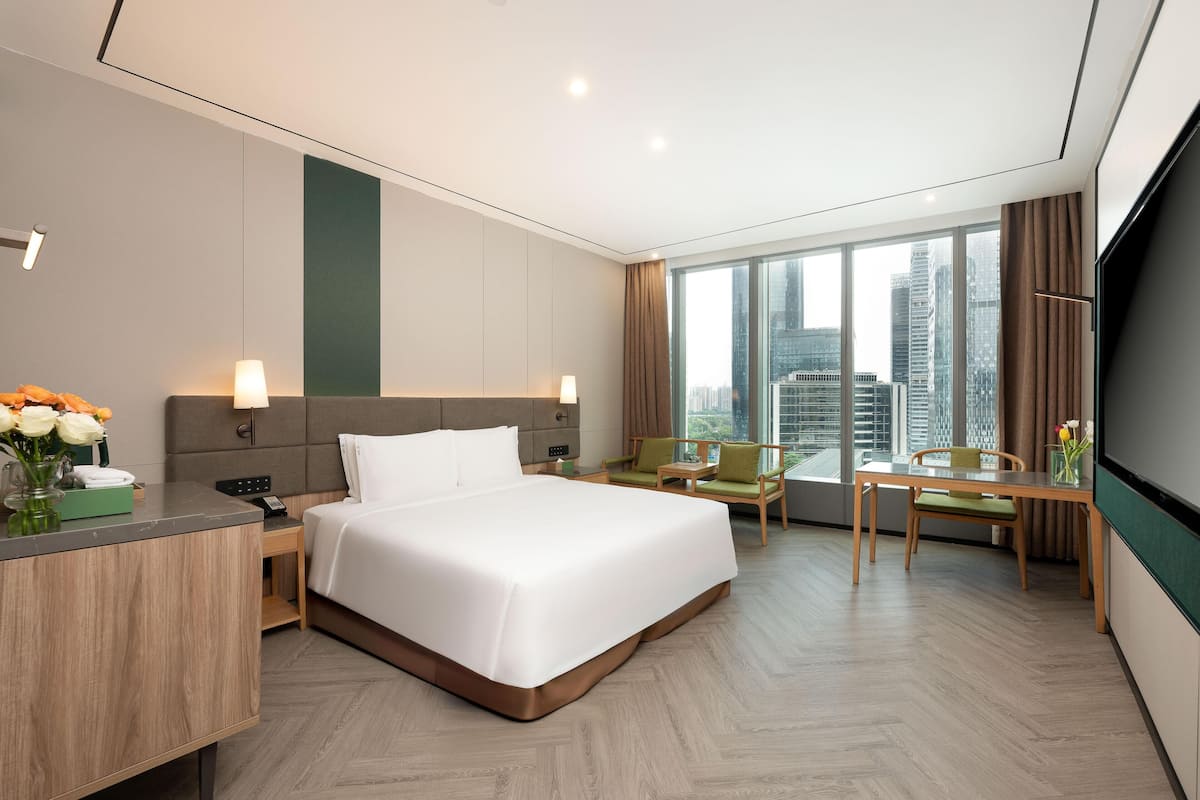 Cubrecamas y minibar con artículos gratuitos