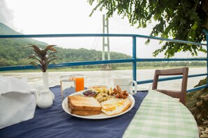 Outdoor dining - Siddhartha Resort, Chisapani (Lamki Chuha)
