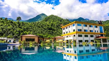 Una piscina al aire libre