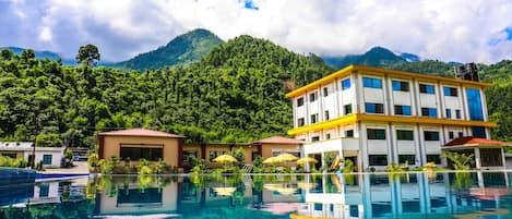 Una piscina al aire libre