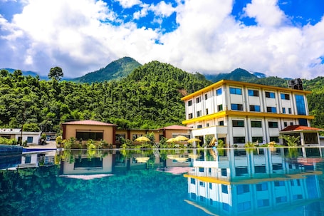 Una piscina al aire libre