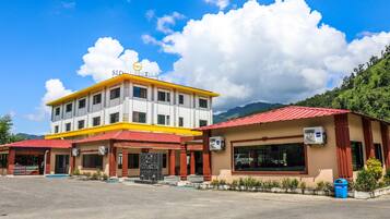 Vista frontal de la propiedad