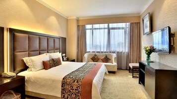 Executive Suite | Premium bedding, minibar, in-room safe, desk