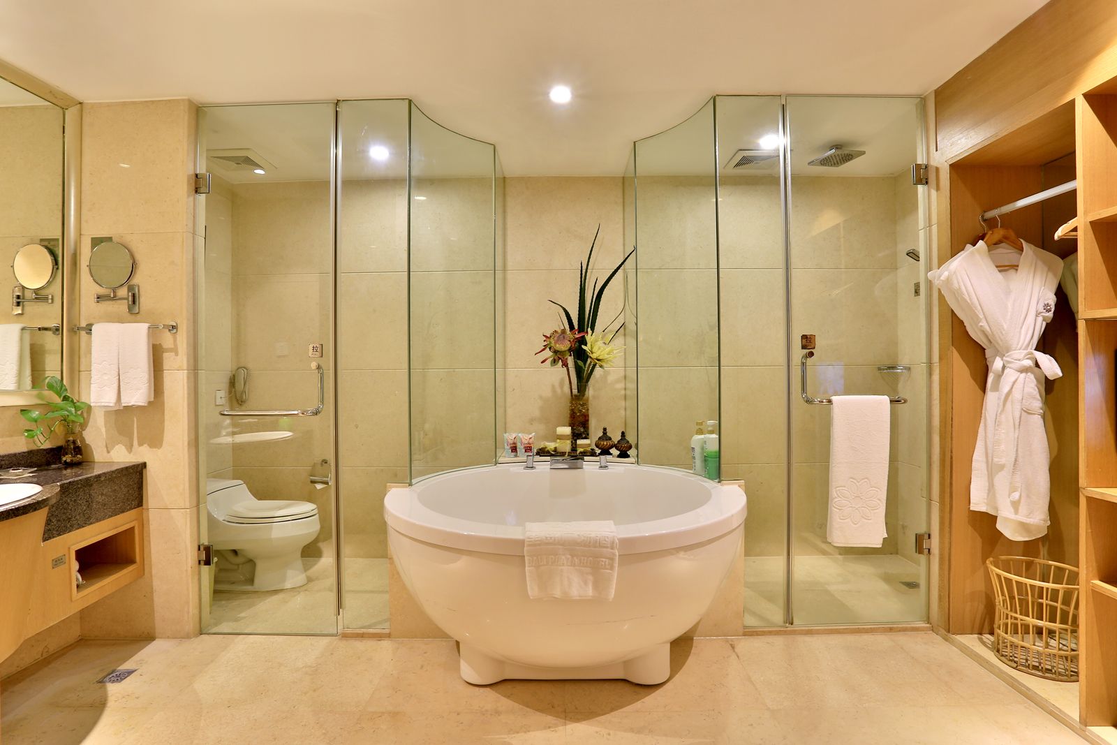 Phòng Suite Executive | Phòng tắm | Đồ dùng nhà tắm miễn phí, máy sấy tóc, áo choàng tắm 