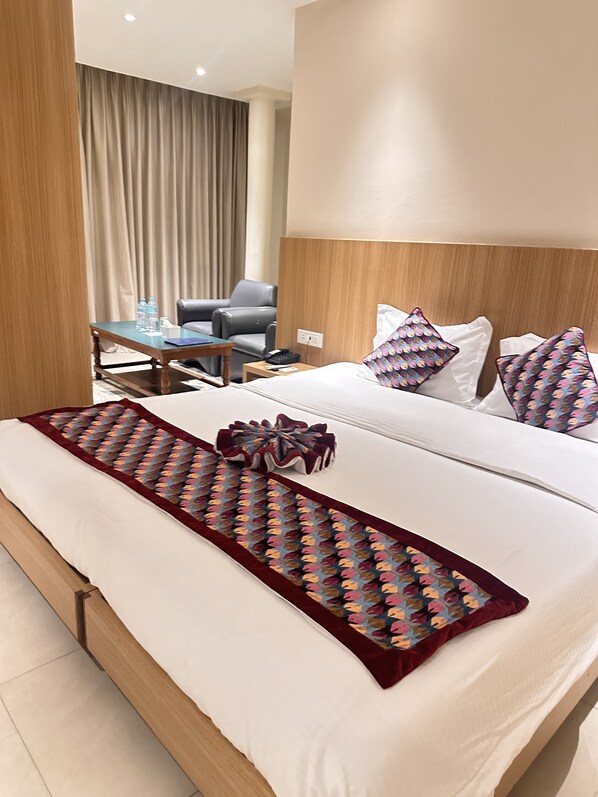 Rom – deluxe | Skrivebord, skrivebord for bærbar PC og ekstrasenger (mot et tillegg)