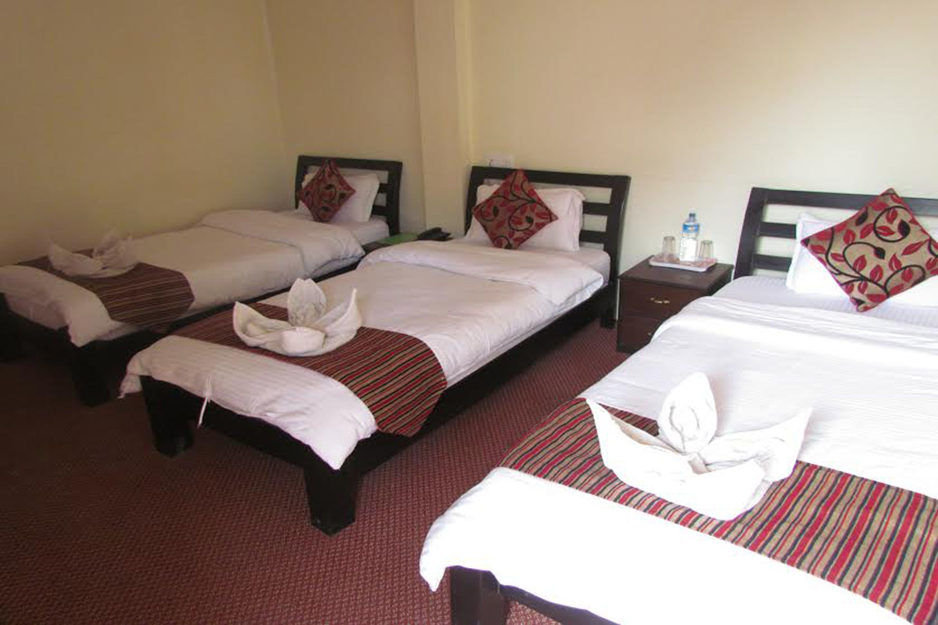 デラックス トリプルルーム 専用バスルーム | セーフティボックス (室内)、デスク、WiFi (無料)