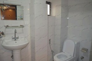 Ducha, artículos de tocador gratuitos, toallas
