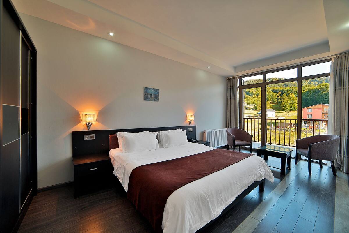 In-room safe, soundproofing, free WiFi