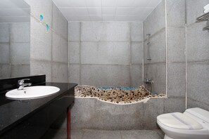 Đồ dùng nhà tắm miễn phí, máy sấy tóc, dép đi trong nhà 