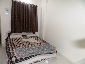 Desk, free rollaway beds