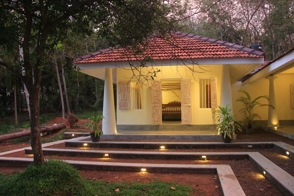 Klassieke tweepersoonskamer, 1 kingsize bed, uitzicht op bergen, aan tuin | Een bureau, een strijkplank/strijkijzer, gratis wifi, beddengoed