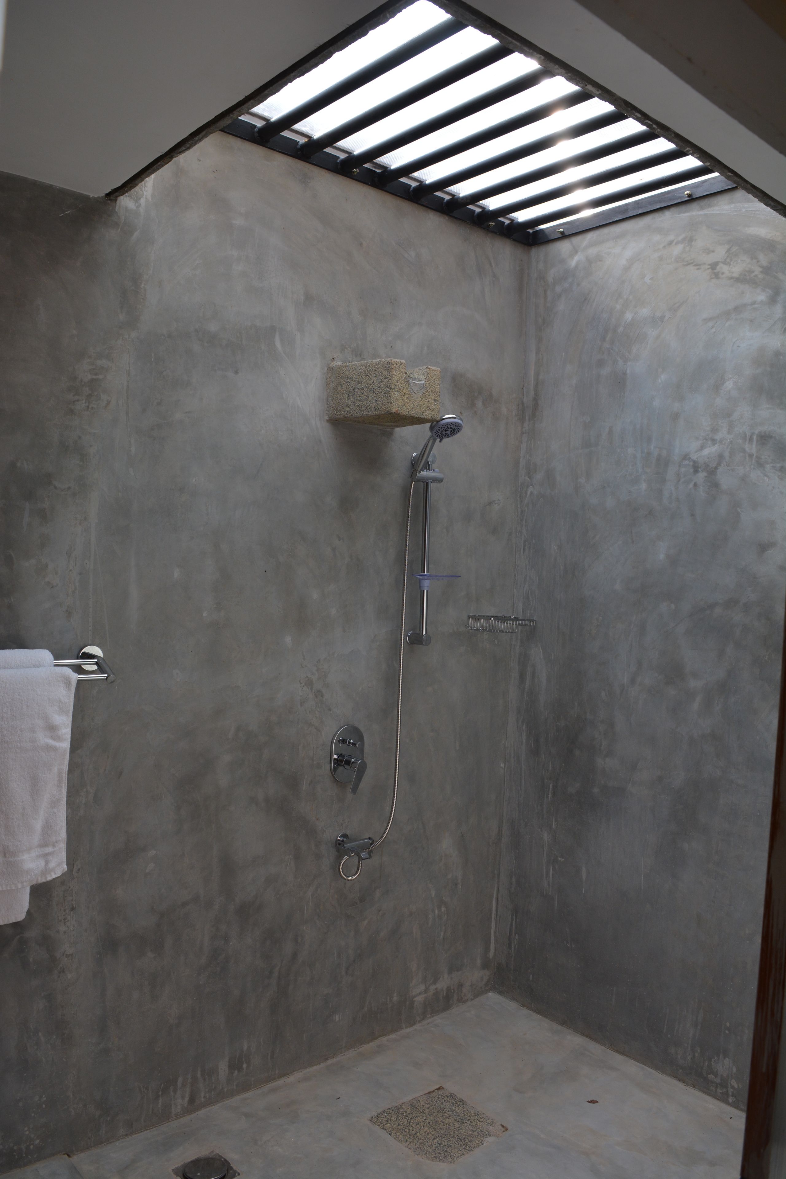 Classic Double Room, 1 King Bed, Mountain View, Courtyard Area | Bathroom | Shower, free toiletries, bidet, towels