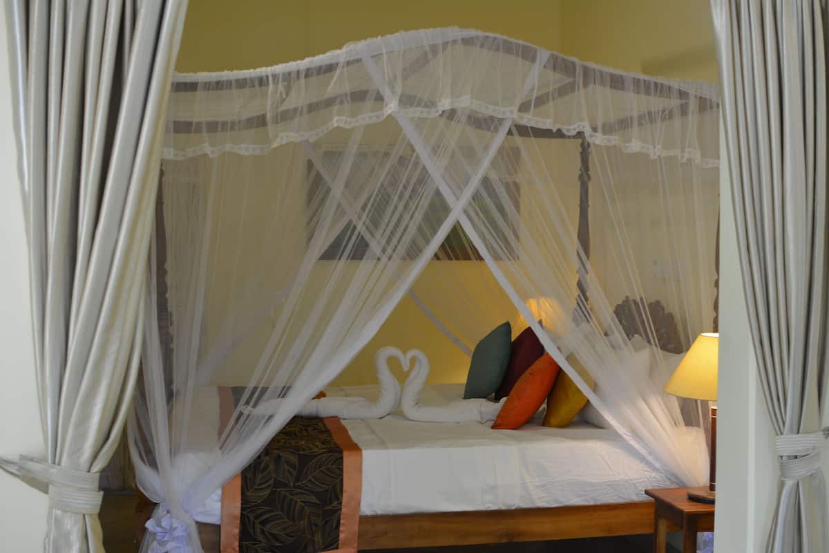 Chambre Quadruple Classique, plusieurs lits, vue montagne, cÎté jardin | Bureau, fer et planche à repasser, Wi-Fi gratuit, draps fournis