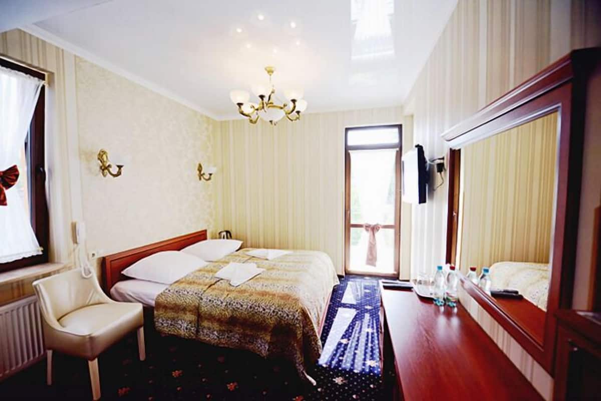 Suite Junior, terrazzo | Una cassaforte in camera, una scrivania, ferro/asse da stiro