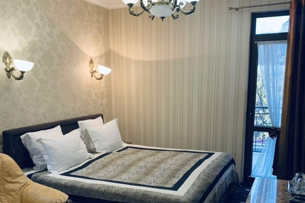 Camera Luxury | Una cassaforte in camera, una scrivania, ferro/asse da stiro