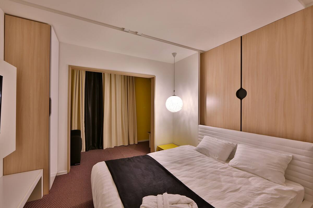 Premium bedding, minibar, in-room safe, desk